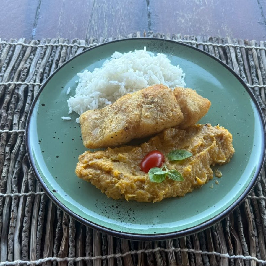Peixe Privillege, filé de robalo com arroz e purê de banana da terra